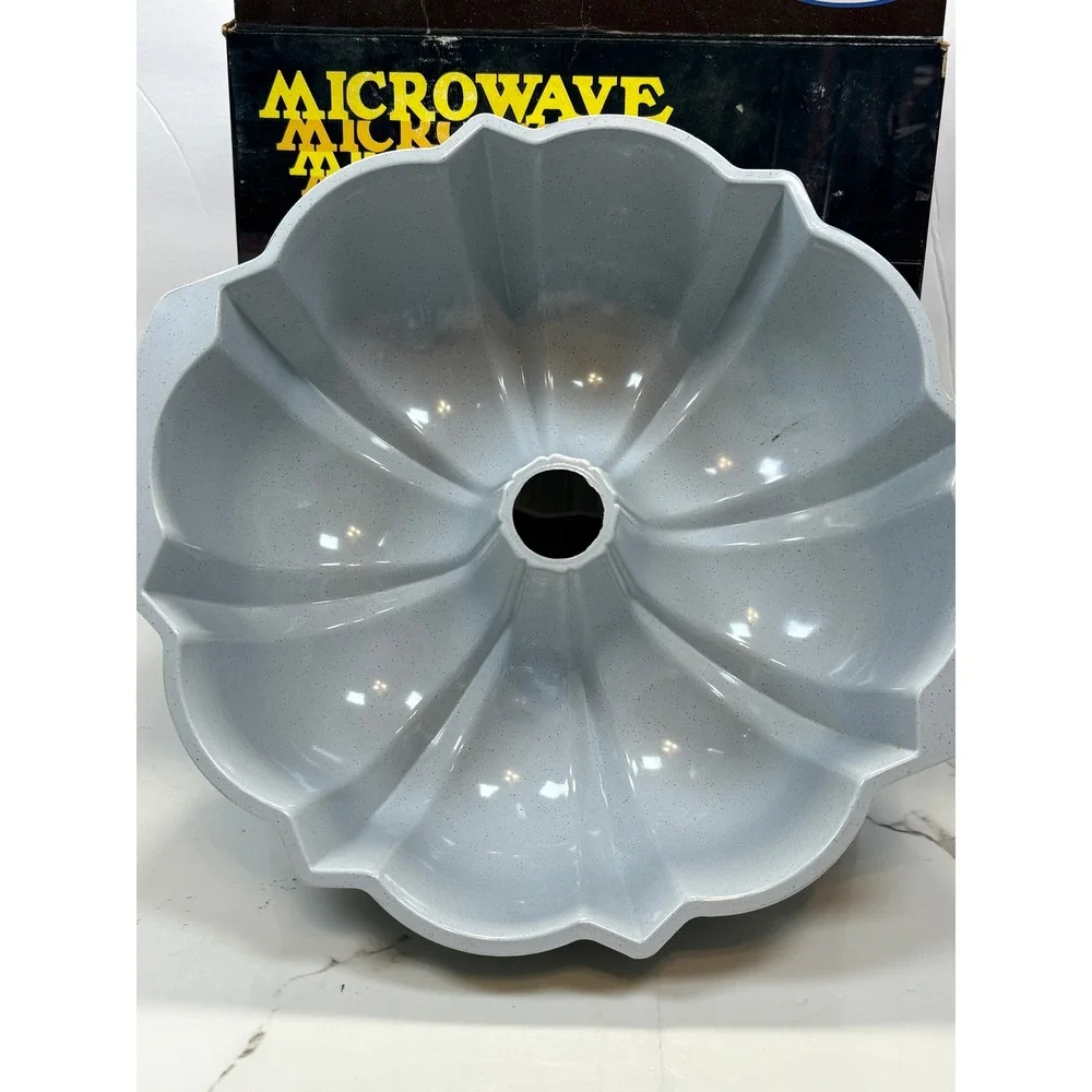 Nordic Ware‎ Vintage Bundt Fluted Tube Pan Microwave & Conventional Oven Safe